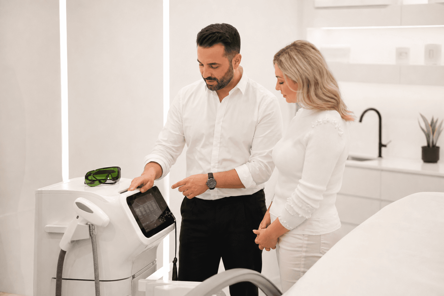 Laser-Behandlungsberatung mit Tablet-Dokumentation im modernen Studio
